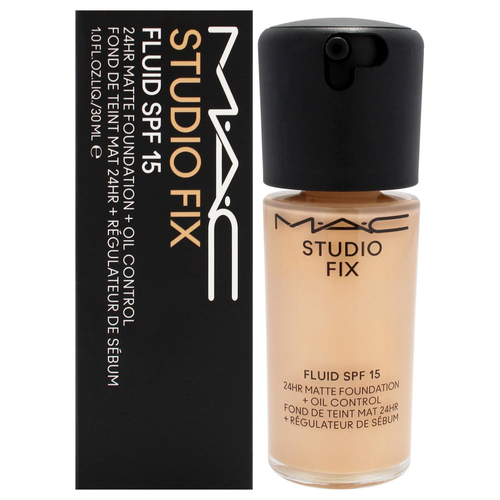 MAC Studio Fix Fluid offre une application mate pour un teint uniforme et contrôlé.