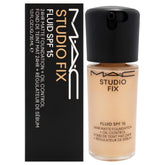 MAC Studio Fix Fluid offre une application mate pour un teint uniforme et contrôlé.