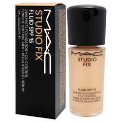 MAC Studio Fix Fluid contrôle la brillance tout au long de la journée.