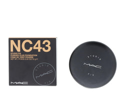 MAC Studio Fix Poudre Plus Fond de Teint NC43 emballage élégant et pratique pour retouches rapides.