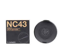 MAC Studio Fix Poudre Plus Fond de Teint NC43 texture matte pour un fini uniforme et durable.