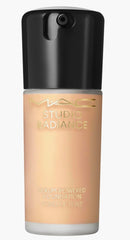MAC Studio Radiance Serum flacon offre hydratation durable et texture lisse pour un teint homogène.