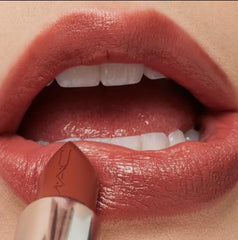 MAC Ximal Sleek Satin Lipstick Creme In Your Coffee, texture satinée offrant confort et polyvalence.