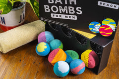 Ensemble de huit bombes de bain, coffret élégant et cadeau idéal.