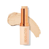 Makeup Revolution Fast Base Stick fond de teint compact pour une application lisse.
