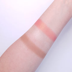 Makeup Revolution Ultra Sculpt & Contour Kit – enlumineur pour éclairer les zones clés du visage.