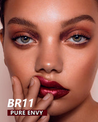 MAKI YIKA application rapide du rouge métallique pour un look audacieux.
