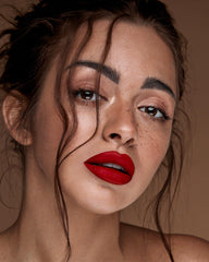 MAKI YIKA rouge à lèvres glisse: texture lisse et finition matte.