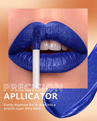 MAKI YIKA application fluide du bleu métallique, fini lisse et sans effort.