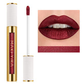 MAKI YIKA rouge sombre métallique sur les lèvres, allure glamour et longue tenue.