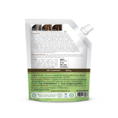 Application facile sur cheveux avec Mamaearth Henna Pâte pour résultats naturels.