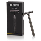 MANSCAPED The Plow 2.0 avec poignee en laiton pour une prise sûre lors du rasage.