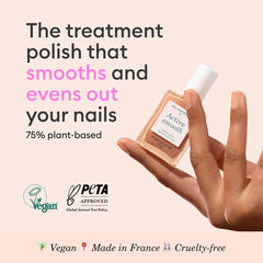 Teinte nude dorée sur l’ongle: effet lissant et ridges estompés.