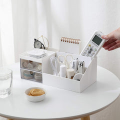 Marknor design blanc minimaliste sur surface de bureau.