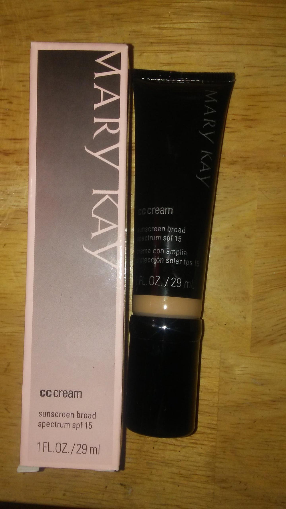 Mary Kay Crème CC écran solaire, bouteille: elle offre une couvrance légère et naturelle.
