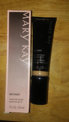 Mary Kay Crème CC écran solaire, bouteille: elle offre une couvrance légère et naturelle.