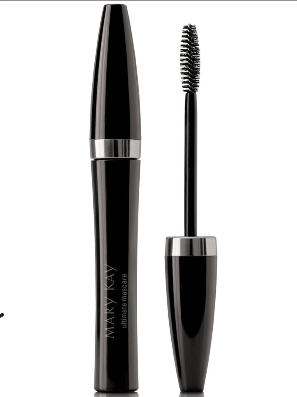 Mascara Mary Kay Ultimate Noir avec embout brosse pour définir les cils et ajouter du volume.