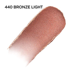 Maybelline Brilliant Eyes – Applicateur bec d oiseau pour une application précise.