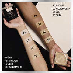 Maybelline Fit Me Poudre Libre sur le visage, fini naturel sans surcharge.
