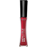 MAYBELLINE Infallible Gloss 8H hydratant sur les lèvres pour une brillance durable.
