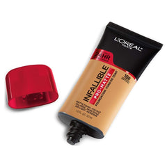 Texture crèmeuse du fond Maybelline pour une application douce.