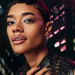 Maybelline Lash Sensational Feu d’artifice — tenue jusqu’à 24 heures sans bavure.