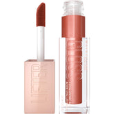 Maybelline Lifter Gloss Topaz en application, brillance élevée et lèvres hydratées.
