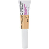 Maybelline anti-cernes avec pinceau plat sur l’œil, couvrance homogène et longue tenue.