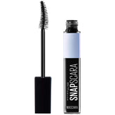 Maybelline Snapscara, brosse d’application, offre une application douce et des cils définis sans paquets.