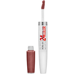 Maybelline Super Stay 24 en teinte Constant Cocoa sur les lèvres, couleur pigmentée et durable.