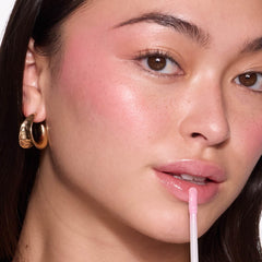 Lip Lights Shine Gloss avec lampe integree et miroir pour retouches en déplacement.