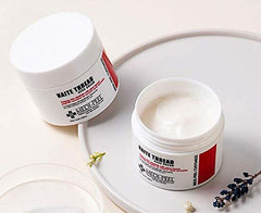 Texture riche et légère de MEDI-PEEL Naite Thread Neck Cream prête à l’application sur le décolleté.