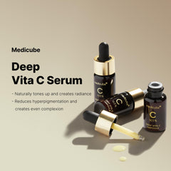 Medicube Deep Vita C Serum – goutte appliquée sur la paume pour visage.