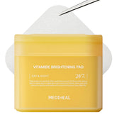 Tampons tonifiants Mediheal Vitamide dans l'emballage, pour une routine lumineuse.