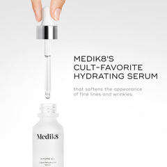 Flacon Hydr8 B5 avec vitamine B5, mise en valeur d'hydratation durable.