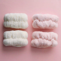 Mei Apothecary poignets absorbants en blanc pour essuyer l’eau lors du soin.