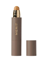Merit bâton fondation teinte camel, texture fluide pour une couvrance naturelle.