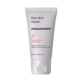 Crème réparatrice Mesoestetic après procédure, montre une texture favorisant récupération douce.
