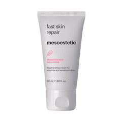 Crème réparatrice Mesoestetic après procédure, montre une texture favorisant récupération douce.