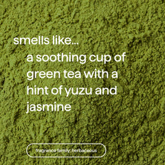 Mousse du shampoing Method Color Protect Mindful Matcha se forme dans la main pour un lavage délicat.