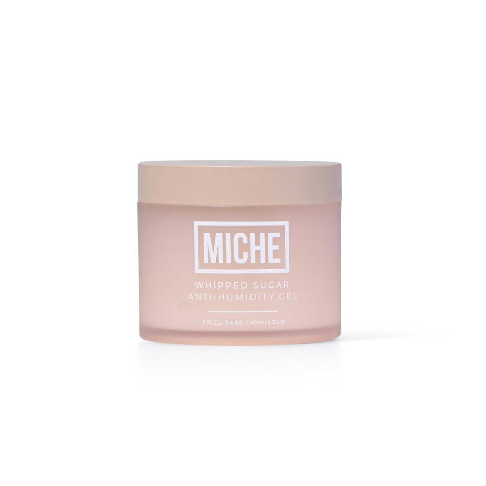 Miche Beauty Gel cheveux chantilly-sucre en action, texture légère facilitant l'application et la définition des boucles.