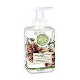 Savon moussant Michel Design Works avec pompe, parfum épinette blanche et nettoyage doux.