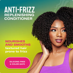 Premier plan démontrant démêlage des cheveux texturés avec Mielle Organics Avocat Tamanu.
