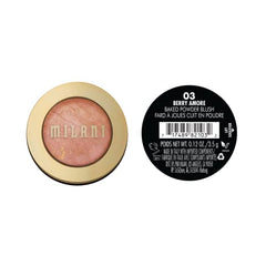 Échantillon sur la joue de Milani Baked Blush Berry Amore révèle une teinte rosée lumineuse.