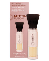 Mineral Fusion poudre solaire visage en pinceau, fini léger et translucide.