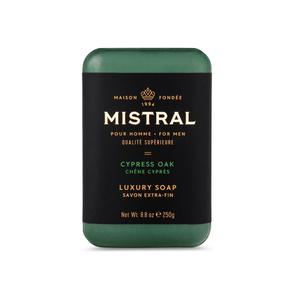 Savon Mistral Cypress Oak : texture riche pour mousse hydratante.