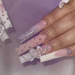 Ongles MISUD long carré avec pointe française et diamant serpent, apparence tendance.