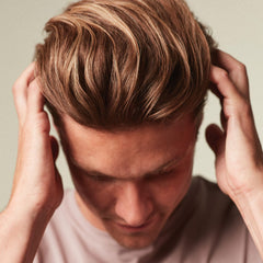 MITCH Calibrate Crème appliquée sur cheveux pour démarrer le coiffage.