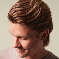 Après coiffage avec MITCH Calibrate Crème, cheveux volumisés et tenus.
