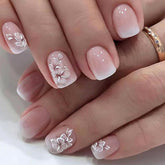 Ongles autocollants Mivota carrés blancs neutres avec fleurs argentées, aspect rapide et élégant.